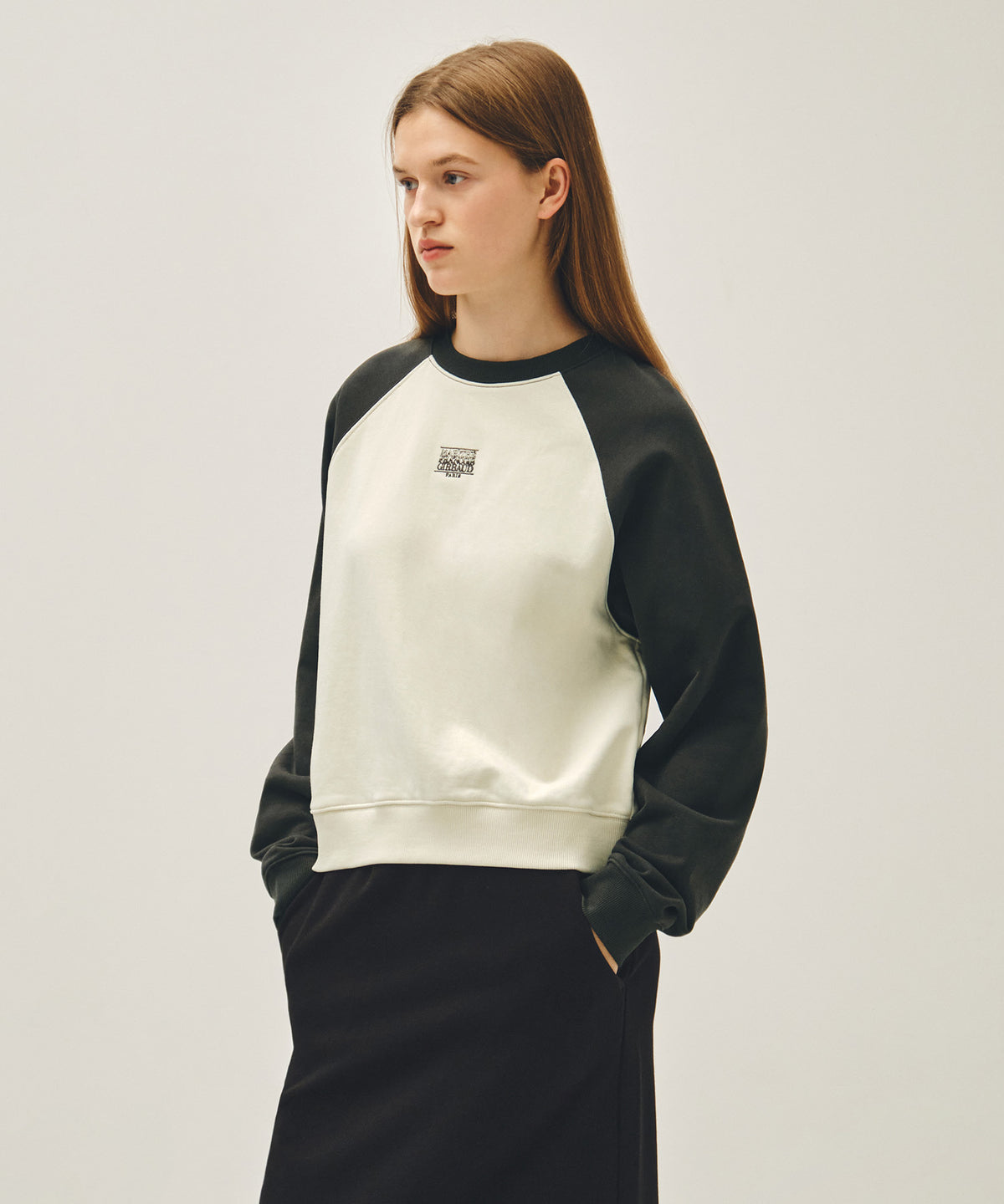 MARITHE W BLOCK CLASSIC LOGO RAGLAN CROP SWEATSHIRT charcoal