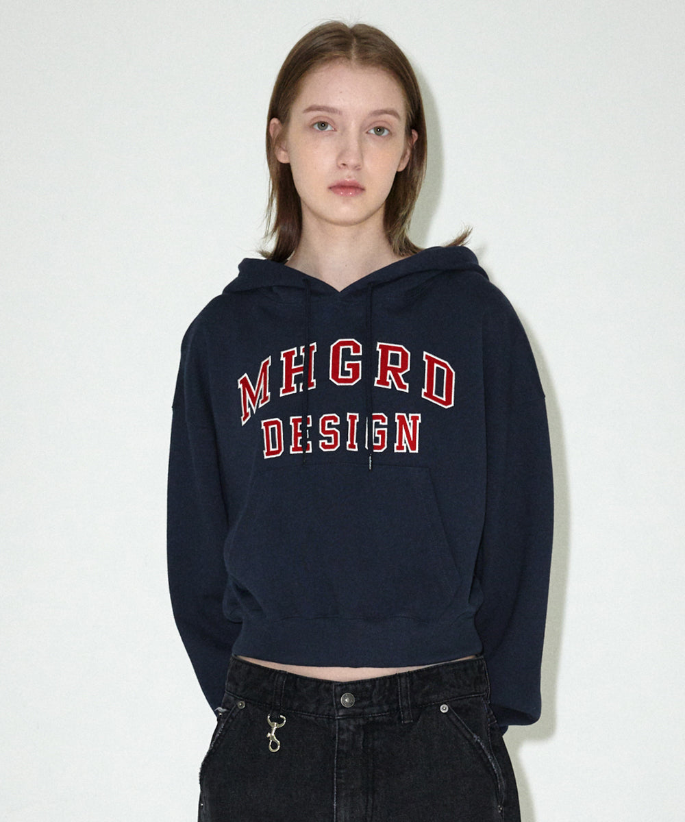 MAHAGRID MHGRD APPLIQUE CROP HOODIE [NAVY]