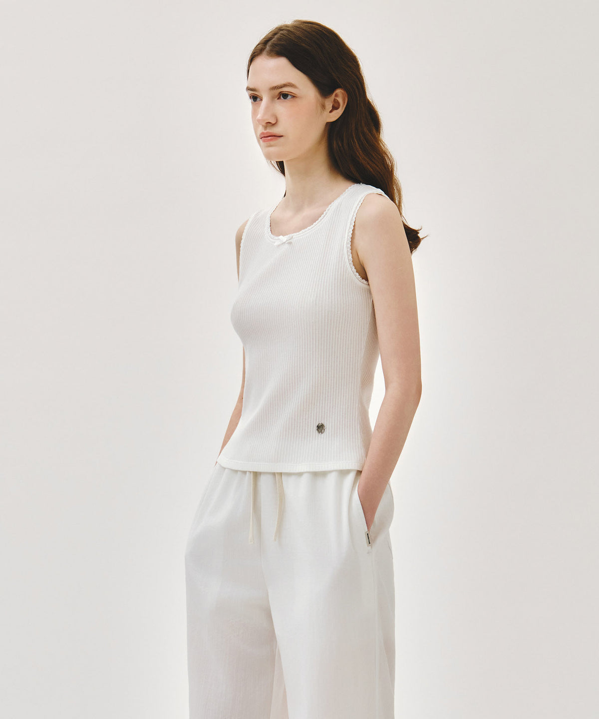 MARITHE W LACE DETAIL SLEEVELESS white