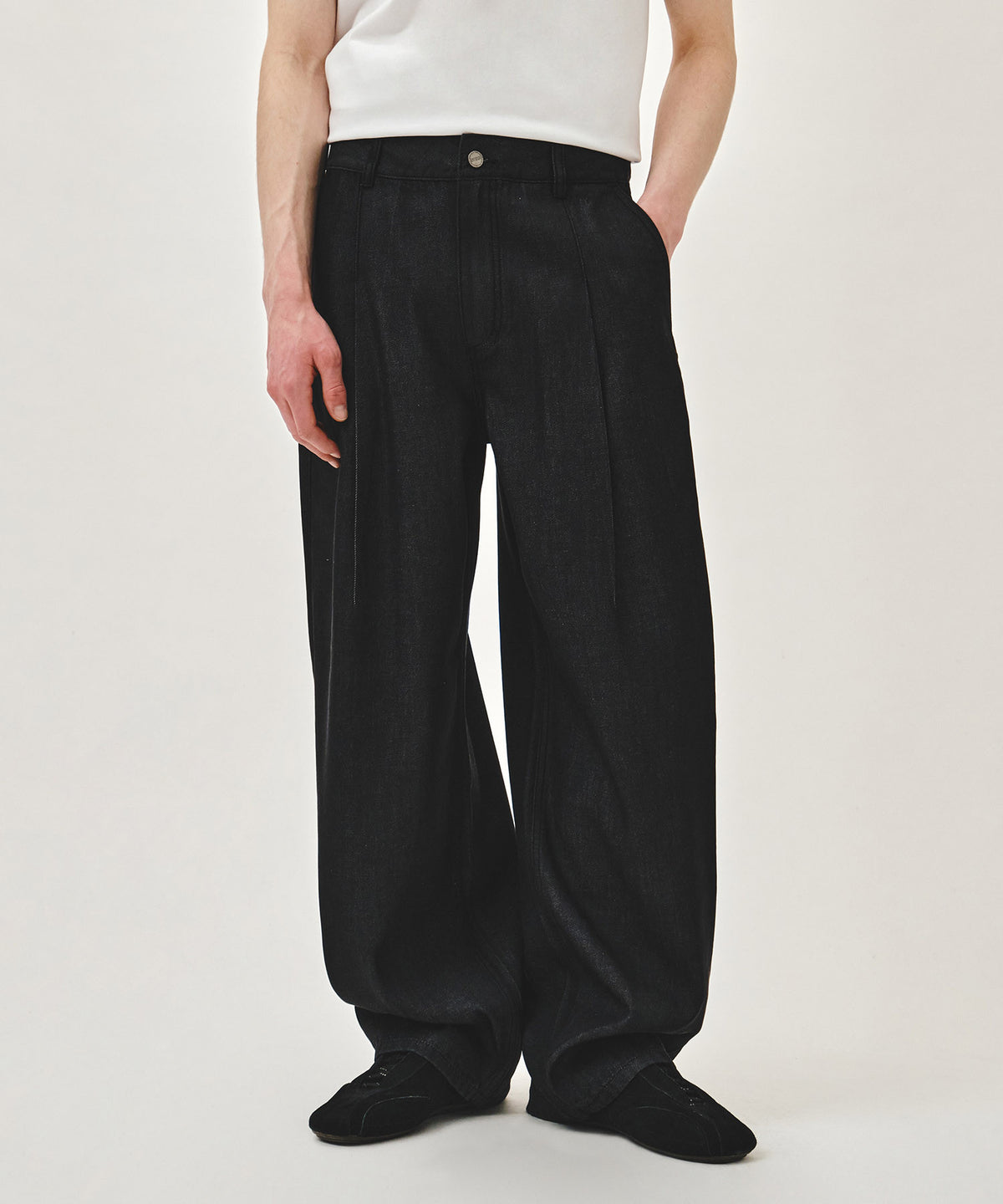 MARITHE M WIDE FIT TUCK DENIM PANTS black