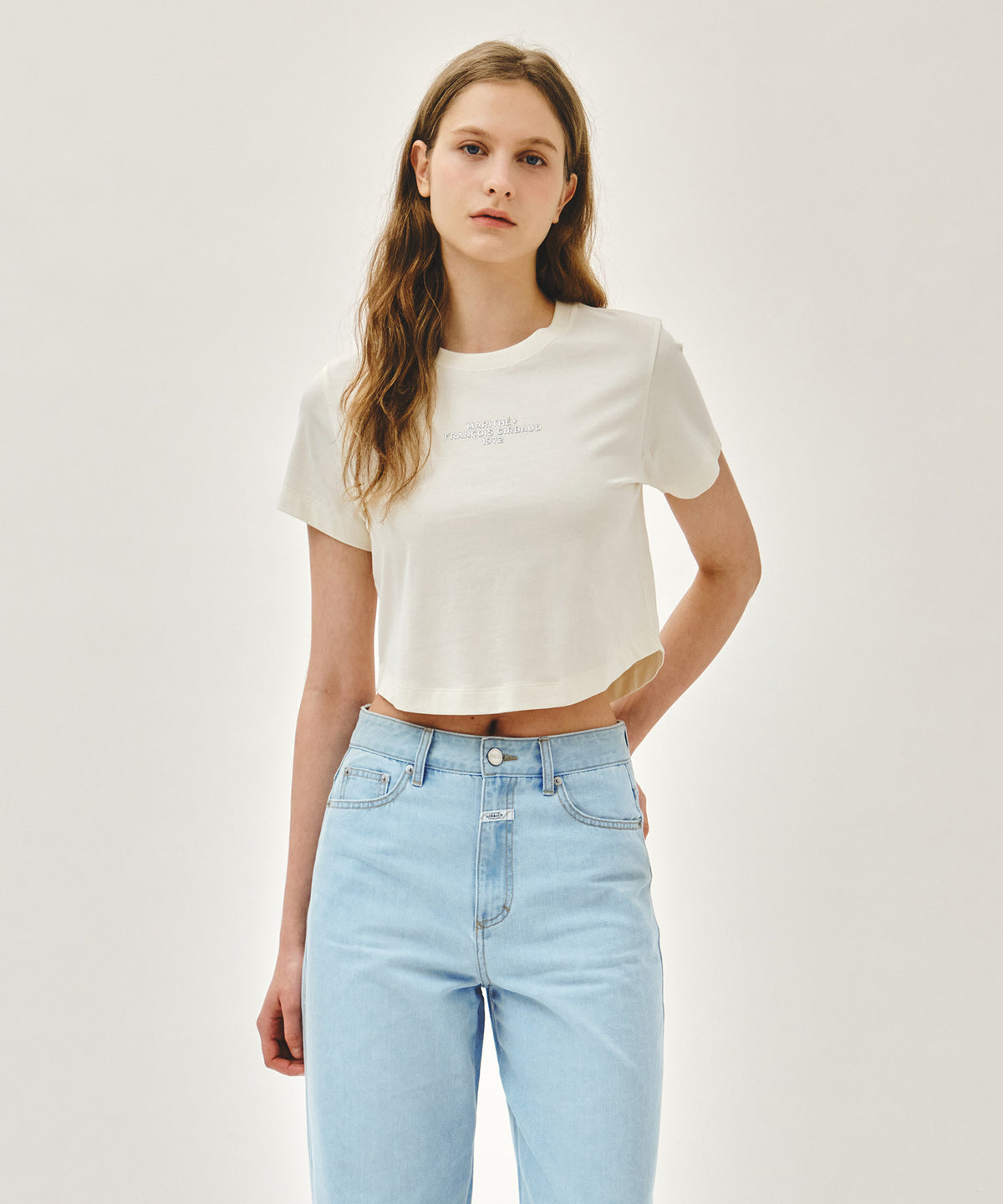 MARITHE W SILVER LETTERING CROP TEE ivory