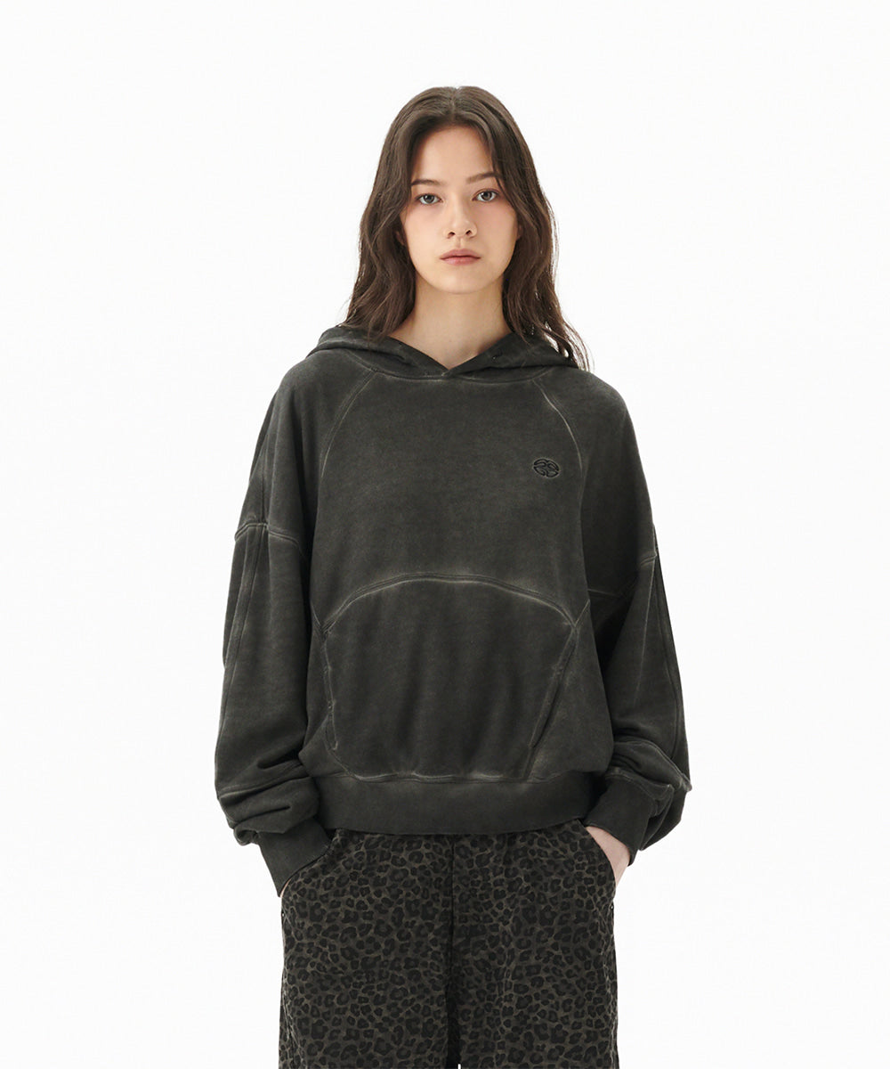 MAHAGRID DYED CURVED SEAM CROP HOODIE [CHARCOAL]