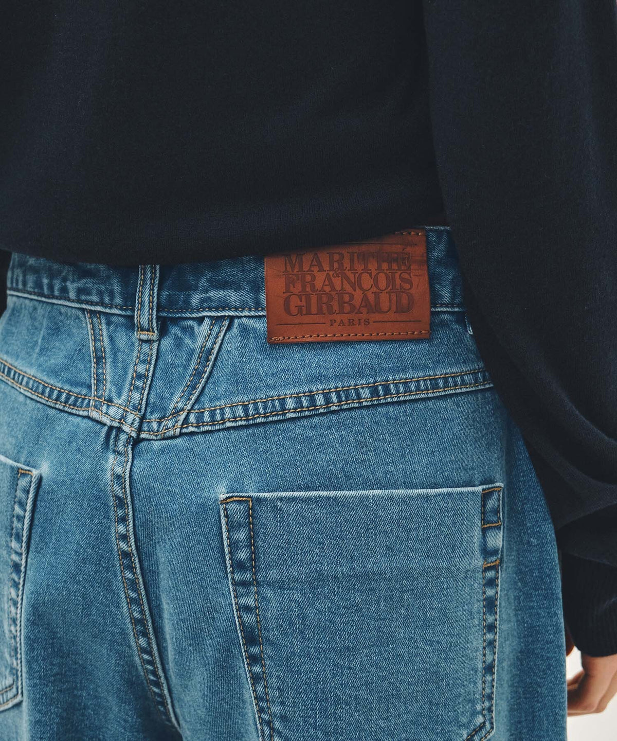 MARITHE LOW-WAIST TUCK WIDE DENIM PANTS blue
