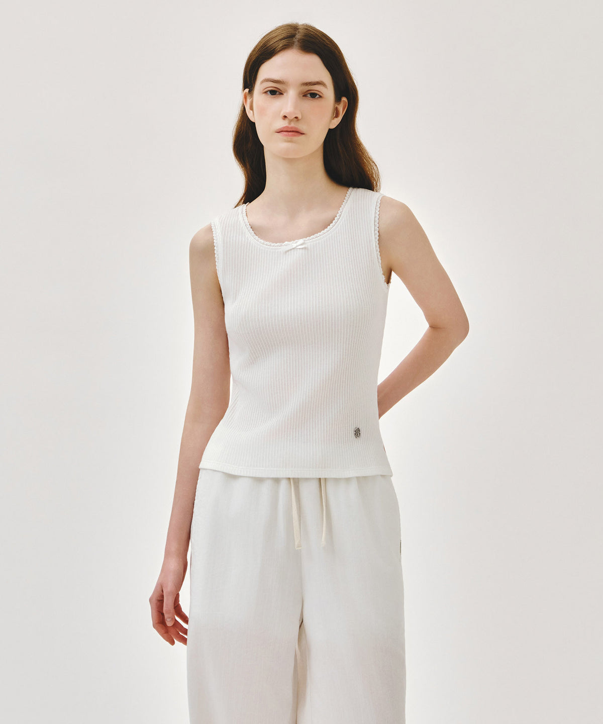 MARITHE W LACE DETAIL SLEEVELESS white