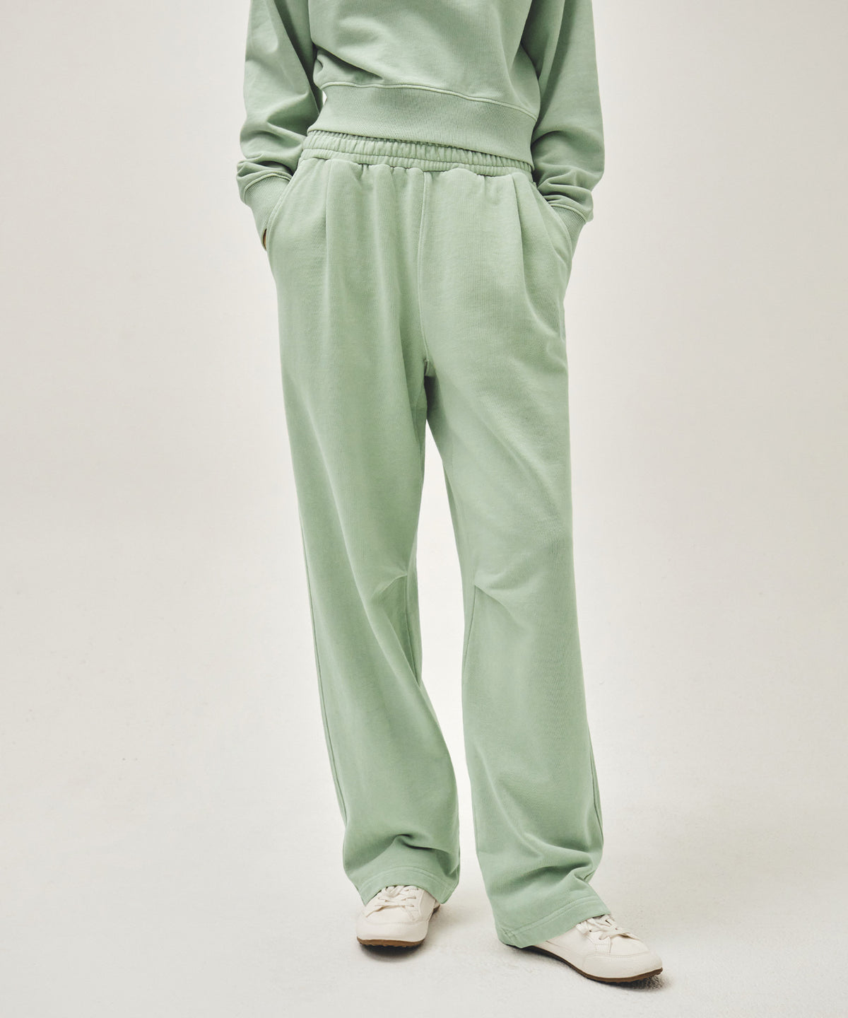 MARITHE OUTLINE CLASSIC LOGO DYEING TUCK WIDE SWEAT PANTS mint