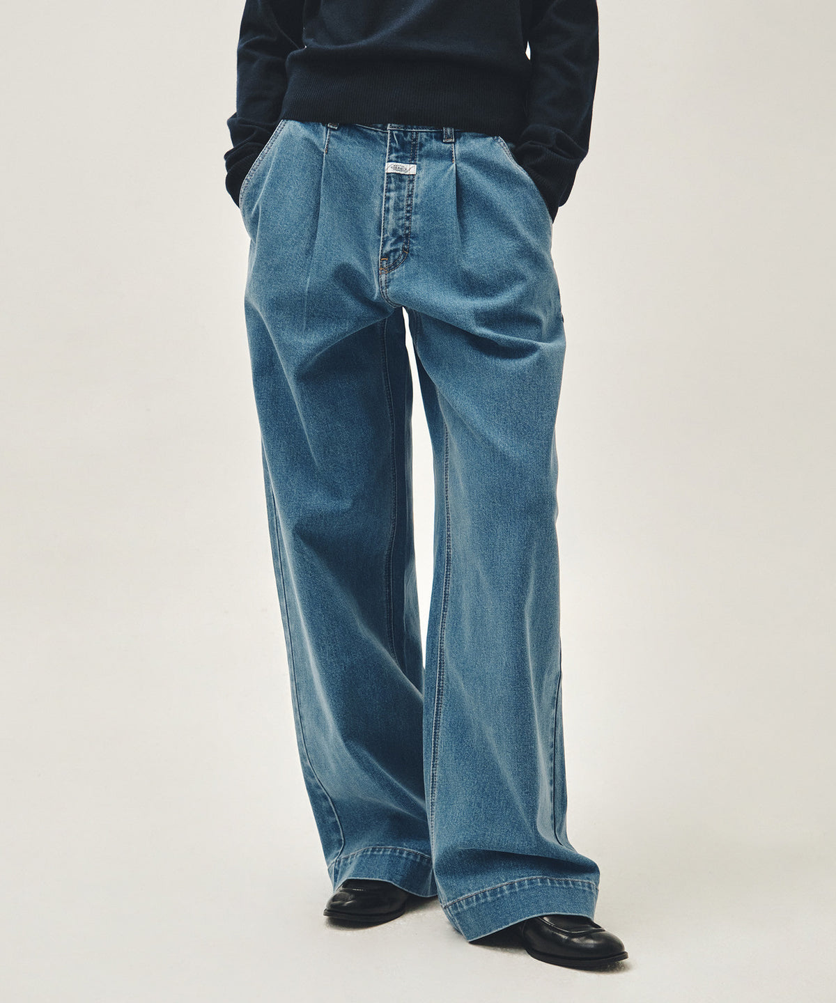 MARITHE LOW-WAIST TUCK WIDE DENIM PANTS blue