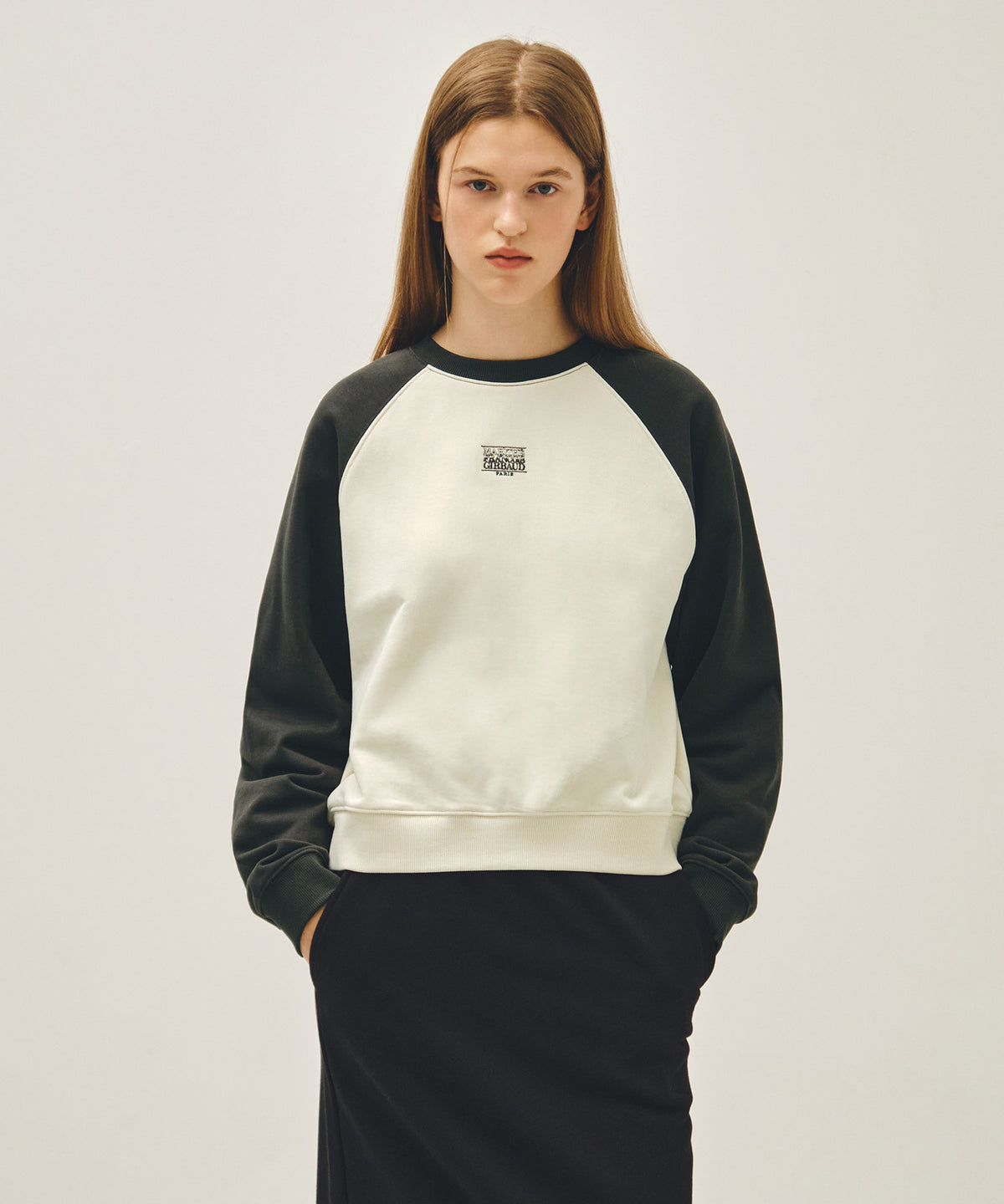 MARITHE W BLOCK CLASSIC LOGO RAGLAN CROP SWEATSHIRT charcoal