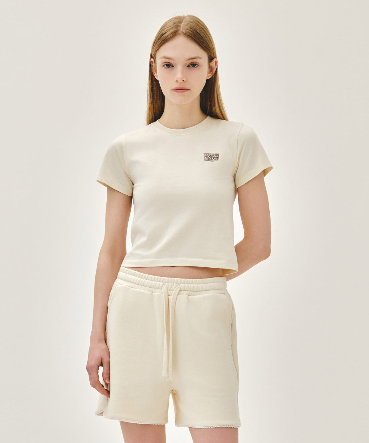 MARITHE W ANTIQUE CLASSIC LOGO SLIM CROP TEE cream