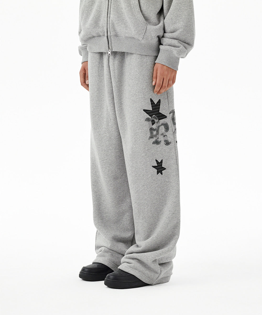 MAHAGRID PRAY APPLIQUE SWEAT PANT [GREY]