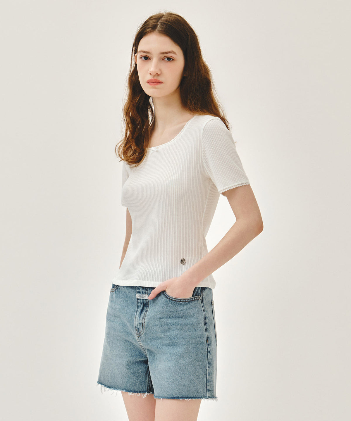 MARITHE W SQUARE NECK LACE DETAIL TEE white