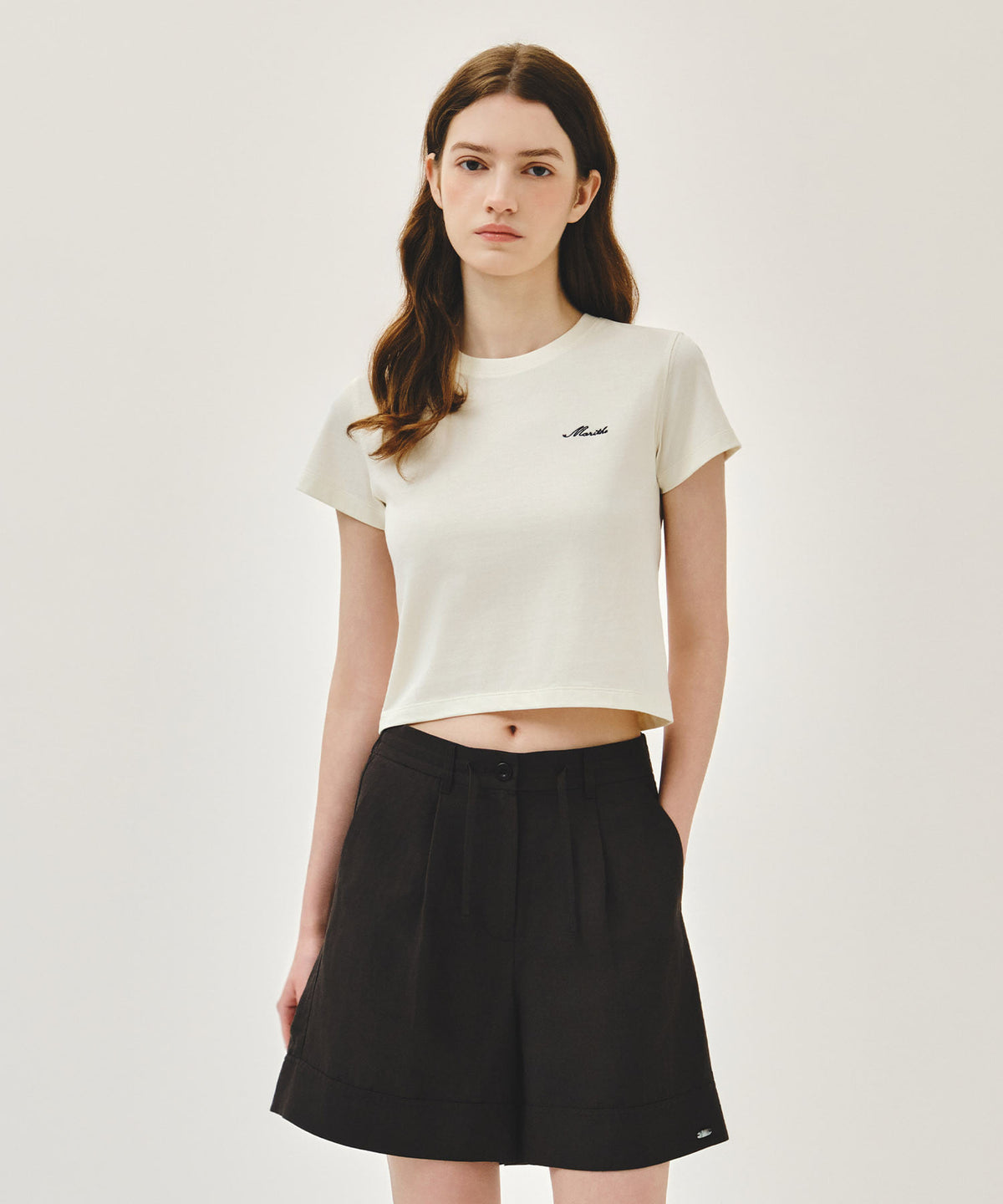MARITHE W SMALL LETTERING SLIM CROP TEE ivory