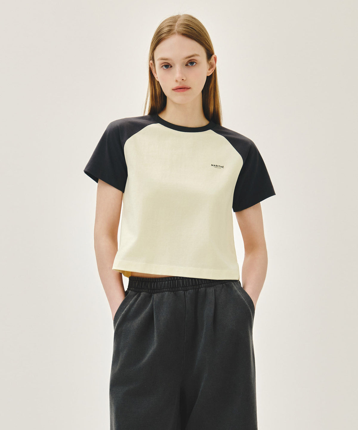 MARITHE W SMALL REGULAR LOGO RAGLAN CROP TEE charcoal