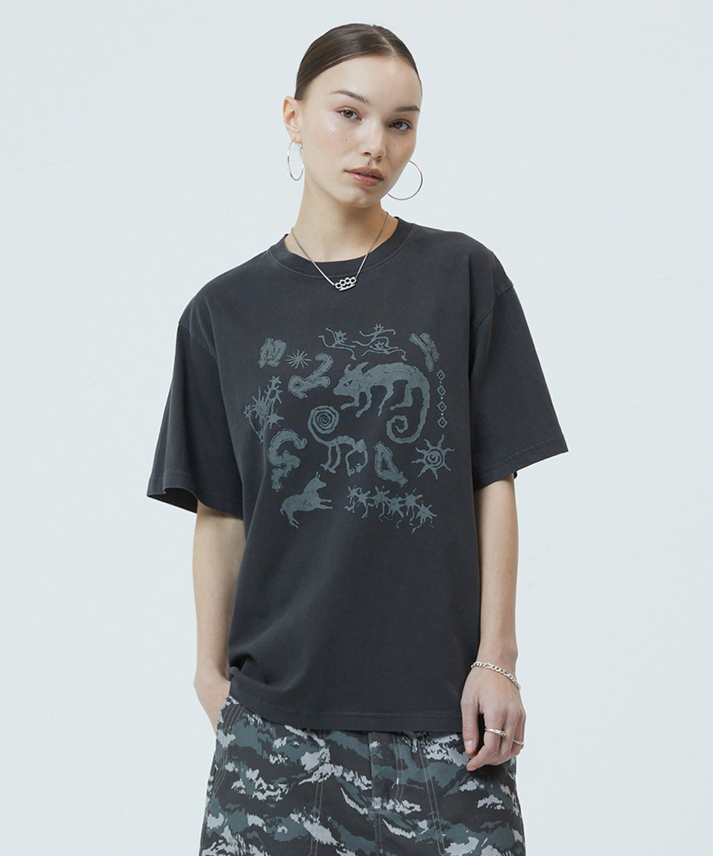 MAHAGRID PIGMENT CAVES TEE[CHARCOAL]