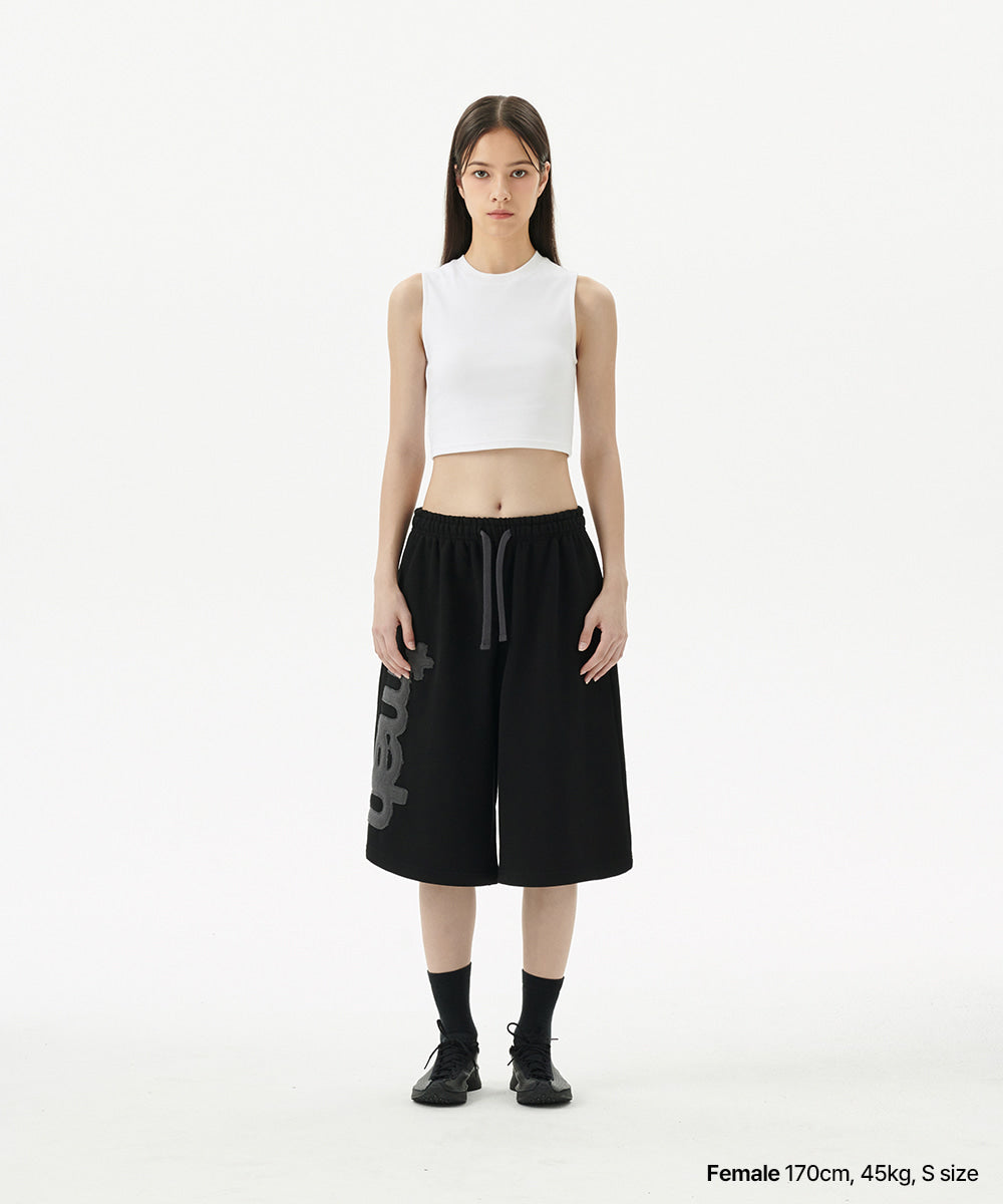 MAHAGRID BERMUDA MAH APPLIQUE SWEATSHORT [BLACK]