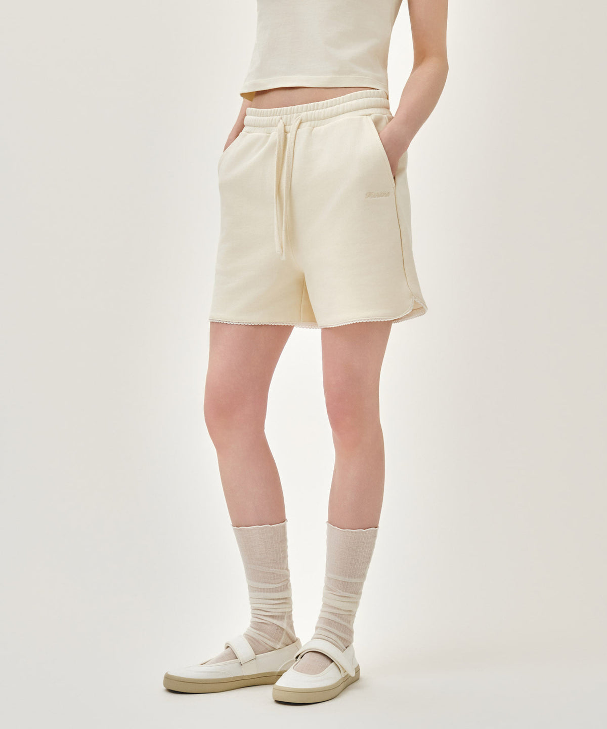 MARITHE W LACE DETAIL SWEAT SHORTS ivory