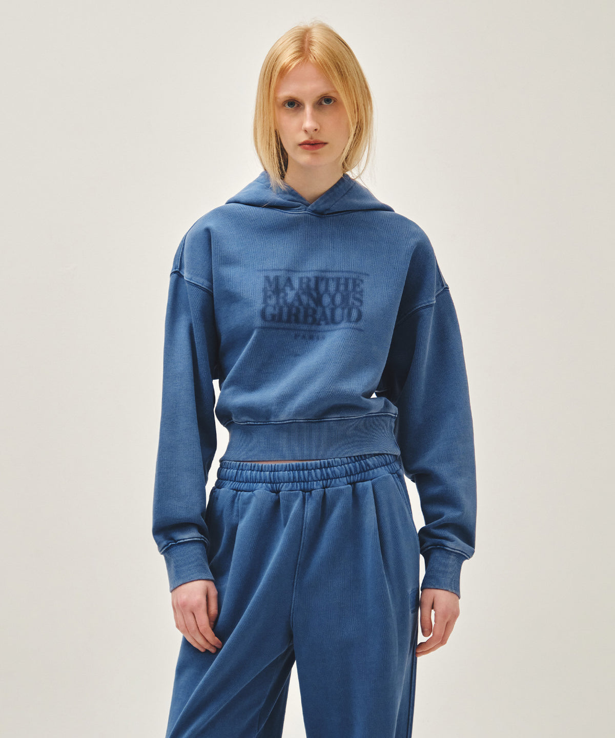 MARITHE W SHADOW CLASSIC LOGO DYEING CROP HOODIE blue