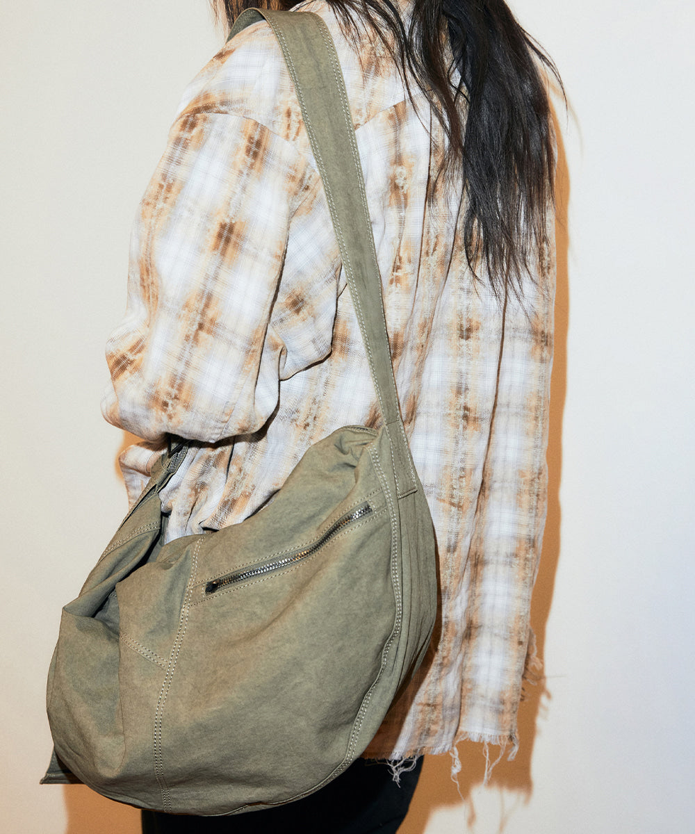 MAHAGRID OVERDYED CROSS BAG [KHAKI]