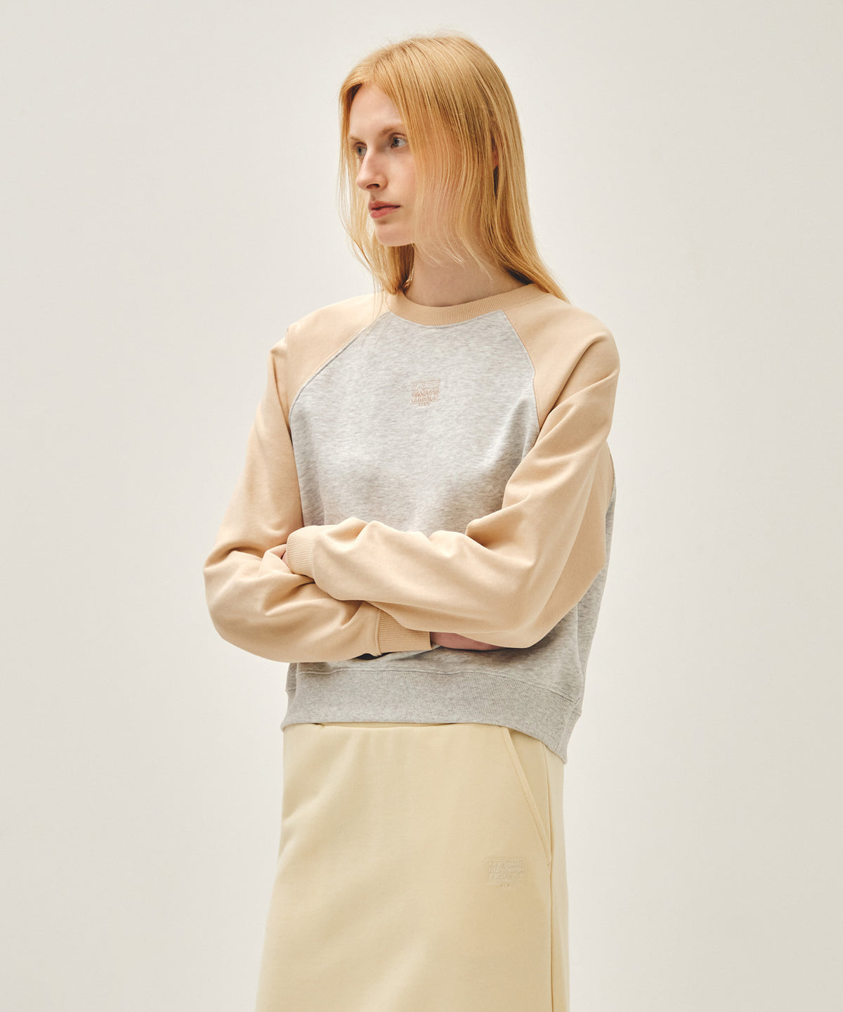 MARITHE W BLOCK CLASSIC LOGO RAGLAN CROP SWEATSHIRT coral pink