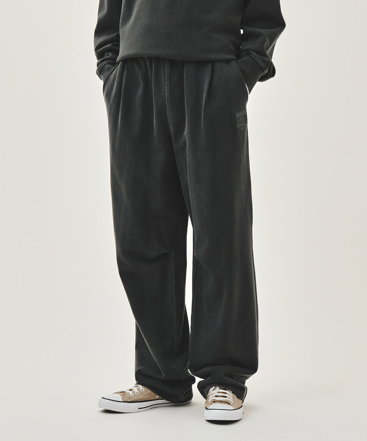 MARITHE OUTLINE CLASSIC LOGO DYEING TUCK WIDE SWEAT PANTS charcoal