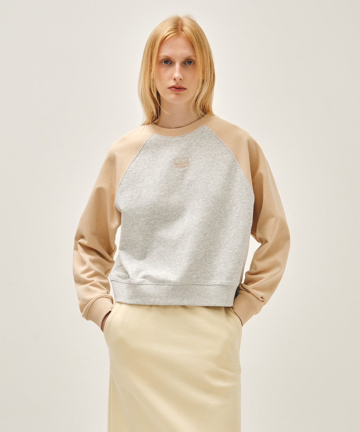 MARITHE W BLOCK CLASSIC LOGO RAGLAN CROP SWEATSHIRT coral pink