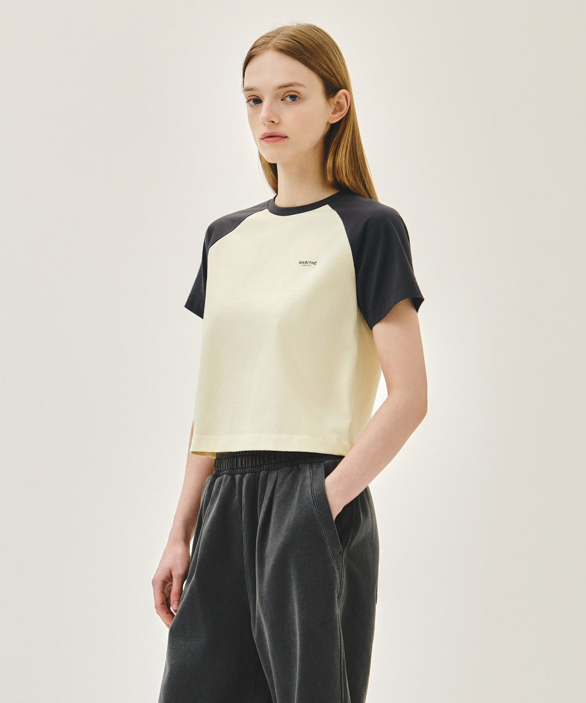 MARITHE W SMALL REGULAR LOGO RAGLAN CROP TEE charcoal