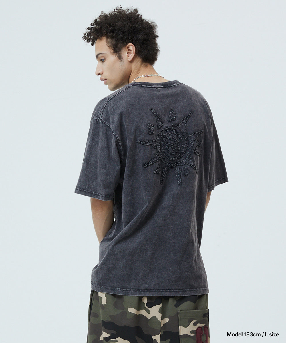 MAHAGRID WASHED SOLAR APPLIQUE TEE[CHARCOAL]