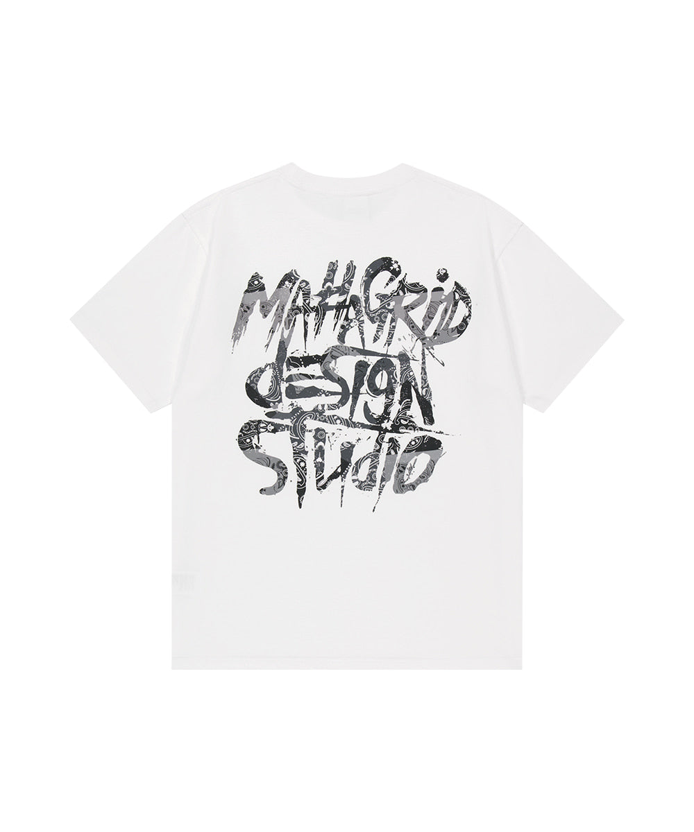 MAHAGRID [Shipping Begins 07/15] PAISLEY SLASH LOGO TEE[WHITE]