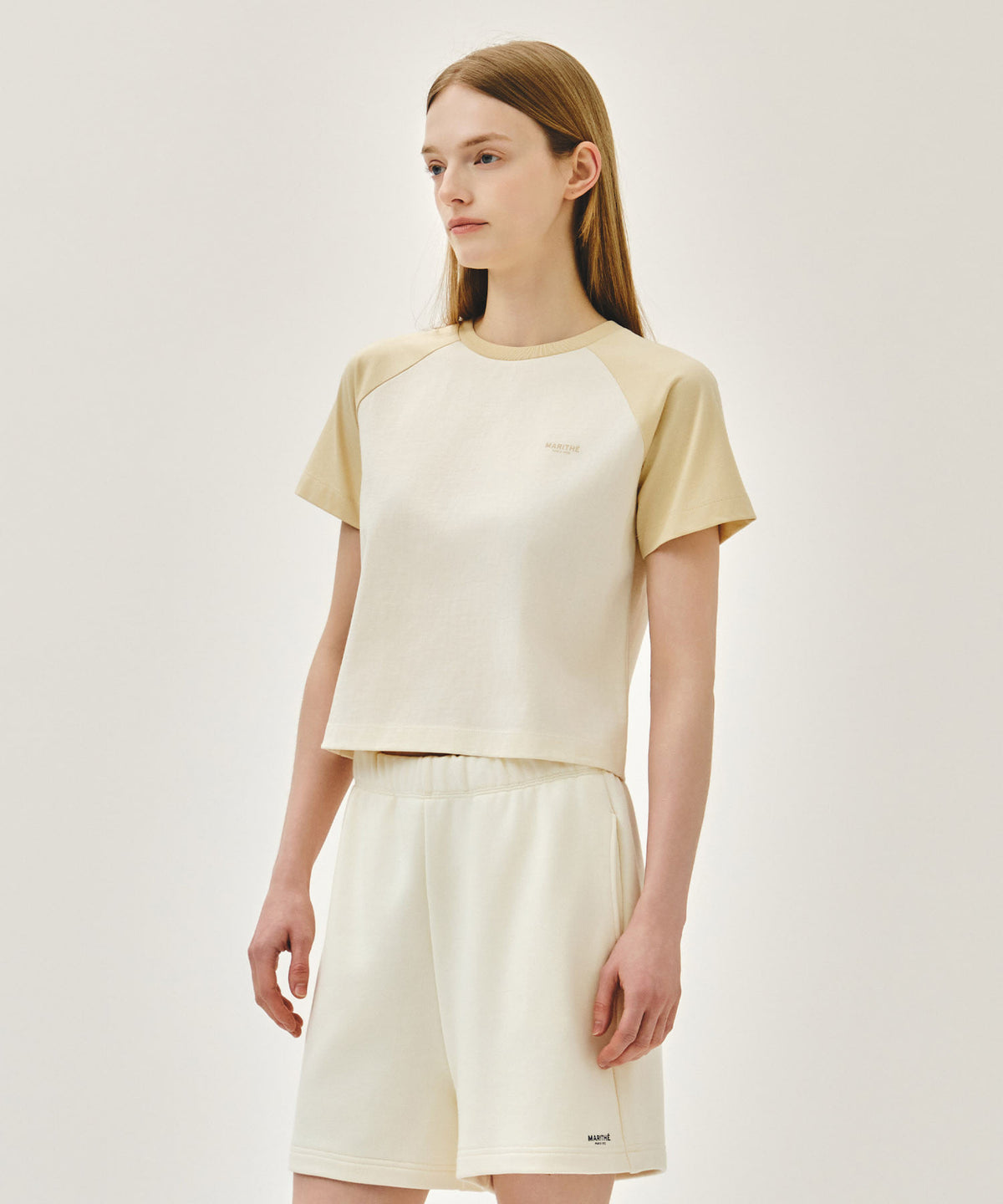 MARITHE W SMALL REGULAR LOGO RAGLAN CROP TEE butter