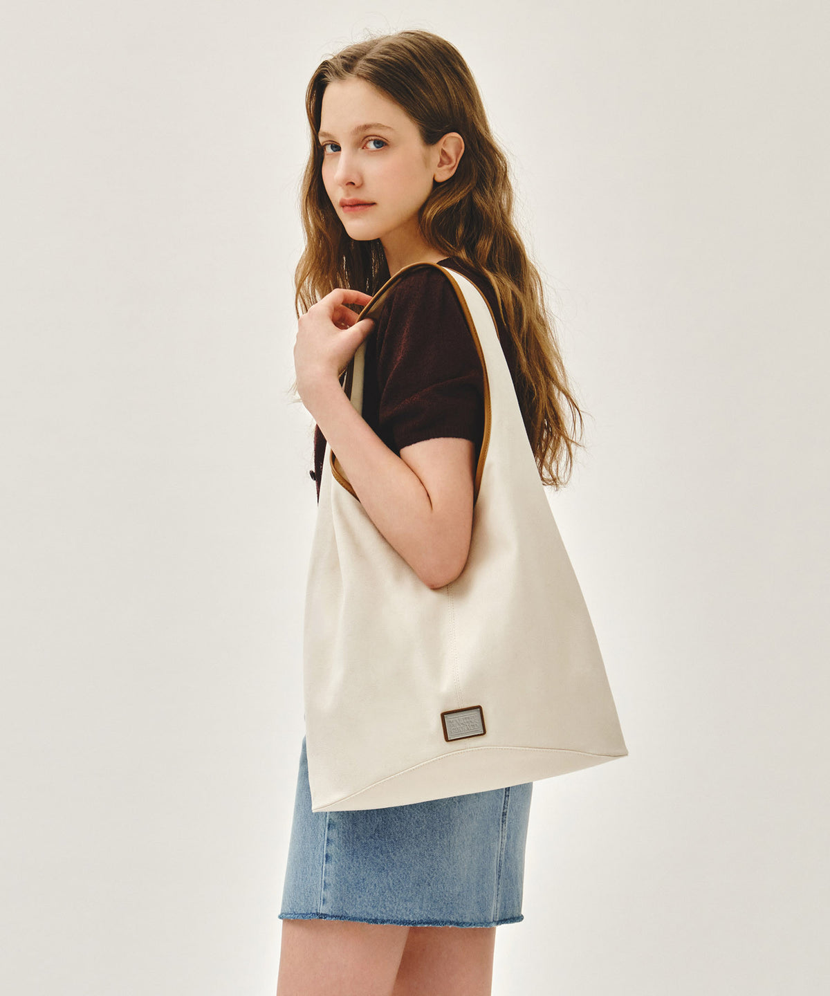 MARITHE CLASSIC LOGO ONE SHOULDER BUCKET BAG natural