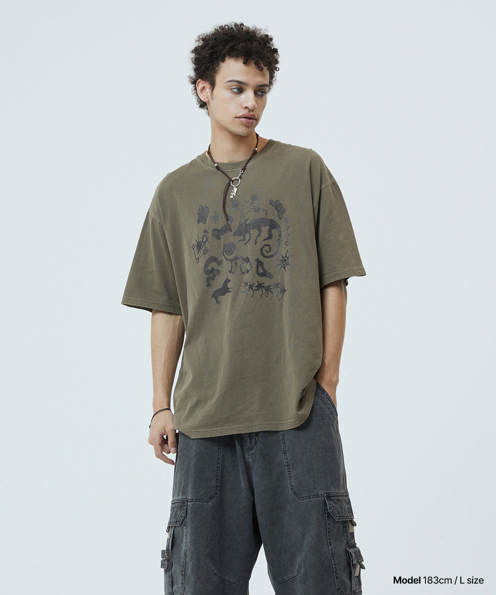 MAHAGRID PIGMENT CAVES TEE [BROWN]