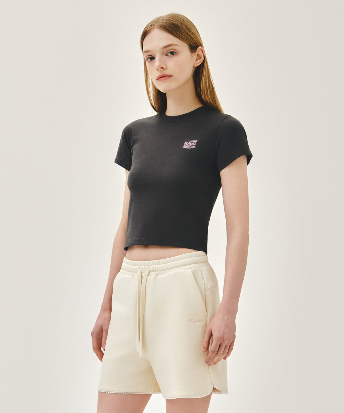 MARITHE W ANTIQUE CLASSIC LOGO SLIM CROP TEE charcoal
